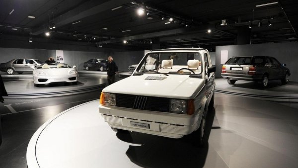 Аниели много харесва проектираната от Джуджаро малка Panda и разработва няколко специални версии лично за себе си. Тази Rock Moretti например е с подвижен покрив и подобна на пикап задница. 
